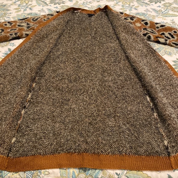 Daytrip cardigan sweater w/leopard pattern, size M. - Picture 9 of 9